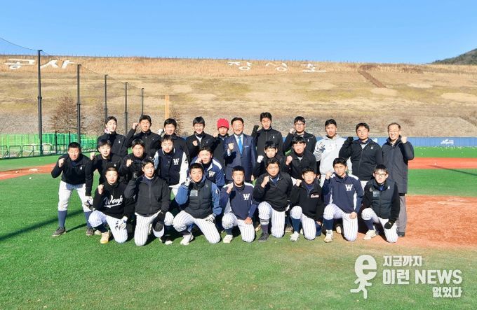 김한종 장성군수가 27일 원주고 야구 선수단이 동계 전지훈련 중인 장성호 체육공원을 찾았다.