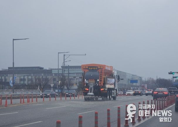 지난 1월 11일 제설차량으로 도로에 제설제를 살포하는 모습.