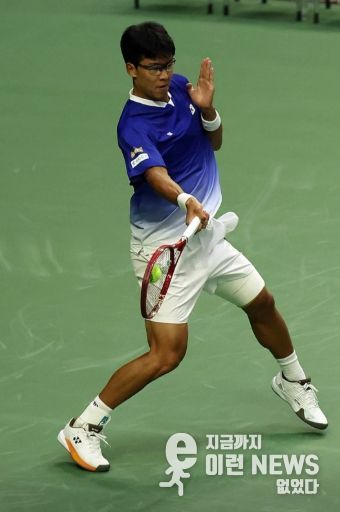 정현 현수가 데이비스컵 테니스대회에서 활약하며 2라운드에 진출했다.