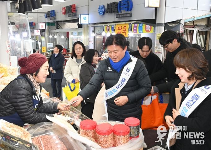 부천시는 설 명절을 맞아 관내 전통시장을 방문했다.