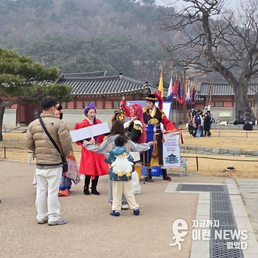 지난 14일 화성행궁 광장에서 타임슬립 화성행궁 이벤트를 열고 있다.