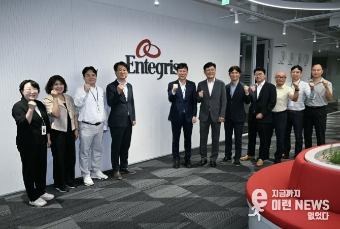 이민근 안산시장(사진 왼쪽 5번째) 지난해 8월 인테그리스코리아를 방문해 회사 관계자들과 기념촬영을 하고있다.