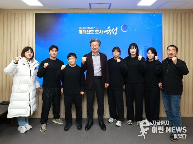 24일 유성구청 레슬링팀 선수단이 기념촬영을 하고 있다. / 왼쪽부터 홍향래 코치, 유선호 선수, 김성권 선수, 정용래 유성구청장, 조수빈 선수, 오채은 선수, 이나현 선수, 유배희 감독