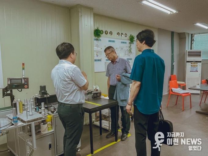 2025년에 생산레벨업 지원사업에 참가한 기업의 현장을 점검하는 경과원 관계자들