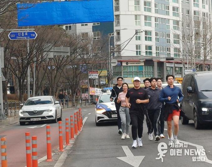 부천시청 마라톤 동호회 회원들이 달리며 로드체킹을 하고 있다.