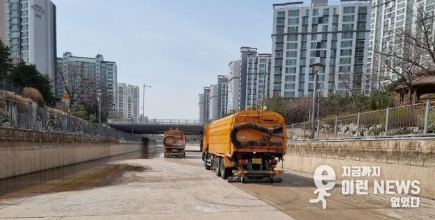 금빛수로 청소 모습