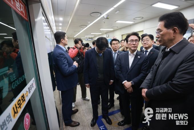 김민석 국무총리가 27일 경기도 김포시 사우역에서 김포 골드라인 열차를 타고 승객 과밀 상황을 점검하고 있다.