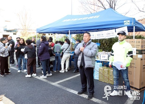 이재식 수원특례시의회 의장이 세류3동 정월대보름 척사대회에서 주민들에게 인사말을 하고 있다.