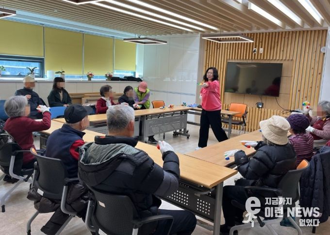 3일 소하동 치매안심센터에서 '기품(기억을 품은) 쉼터' 첫 회기를 진행하고 있다.