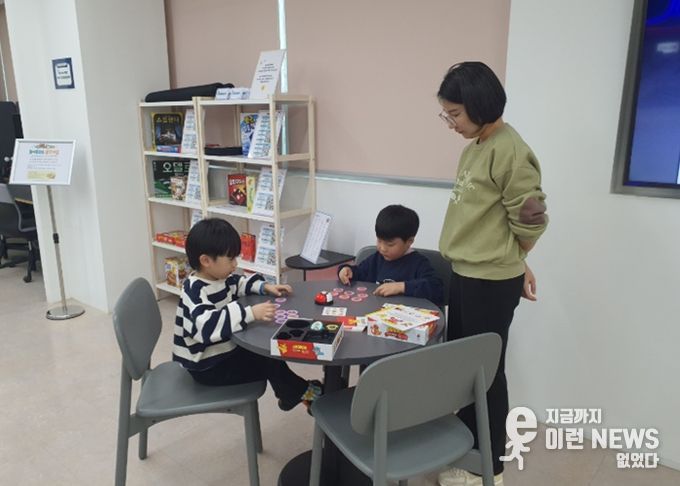 어린이들이 하안도서관 3층 보드게임 라운지 '놀이충전소 올댓게임'에서 보드게임을 하고 있다.