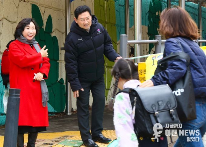 3일 서원초 인근에서 이상일 시장이 교통지도 봉사를 하고 있다