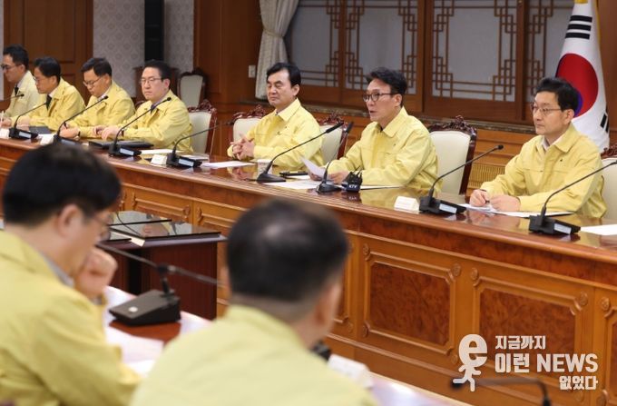 김민석 국무총리가 1일 세종대로 정부서울청사에서 열린 중동 상황점검 관련 긴급 관계부처회의를 주재하고 있다.