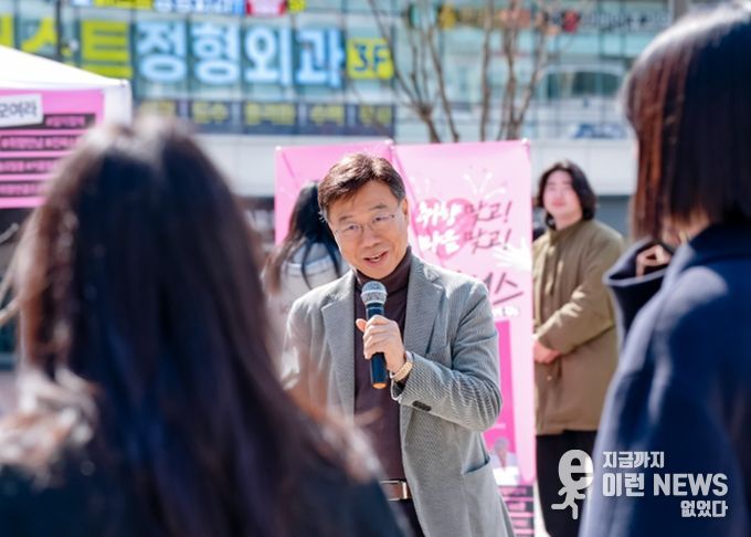 신상진 성남시장이 4일 판교 콘텐츠거리에서 미혼 직장인 교류 프로그램 ‘청춘 매칭 프로젝트 커넥터스(Connect-us)’ 프로그램에 대해 설명하고 있다.