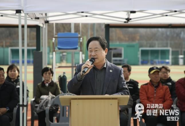 남양주시협회장기 테니스대회에서 선수들을 격려하고 있는 주광덕 시장