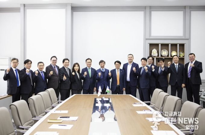 우즈벡 상공회의소 관계자들과 기념사진을 촬영하고 있는 평택시 방문단.