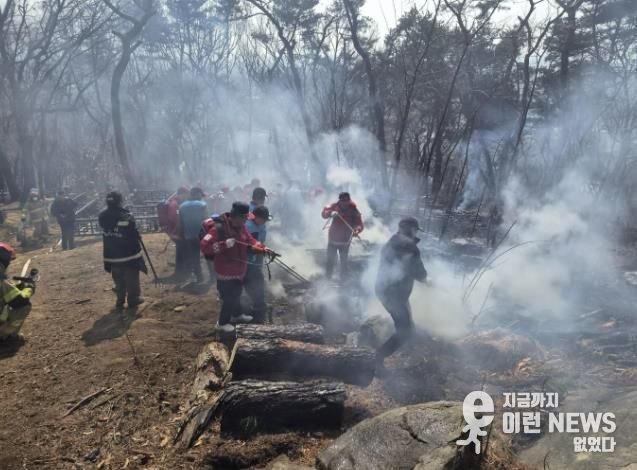 지난 12일 팔달산 화재 현장에서 잔불을 정리하는 모습