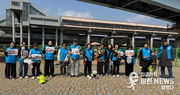20일 안양천 반려동물 놀이터 일대에서 반려견과 함께하는 펫플로깅 봉사단 '기후반려견'의 2026년 1분기 정기 활동을 진행하고 기념사진을 촬영하고 있다.