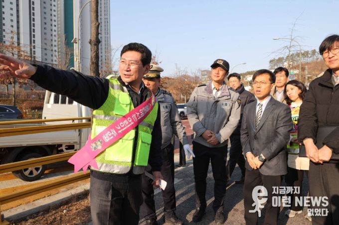 이상일 용인특례시장은 20일 함박초 등굣길 교통지도봉사에 참여해 학교 주변 통학로를 점검했다