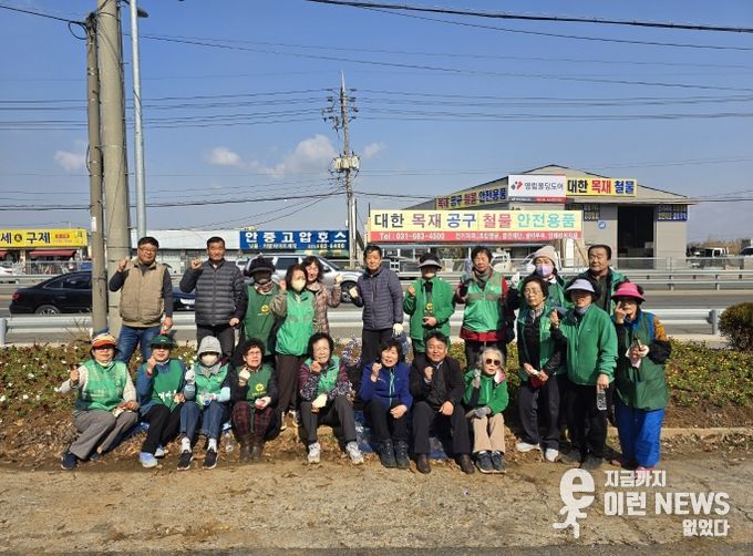 포승읍 새마을남여지도자회, 새봄맞이 꽃 심기 및 관내 대청소 전개