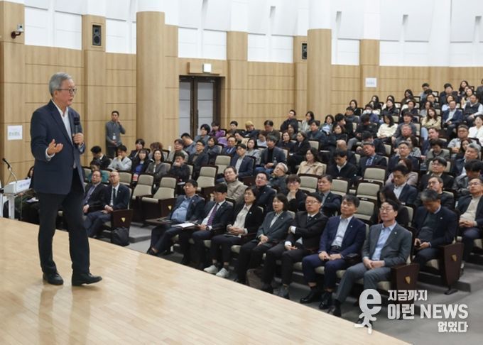 강남훈 기본사회위원회 부위원장이 화성특례시 공직자를 대상으로 기본사회 특강을 진행하고 있다