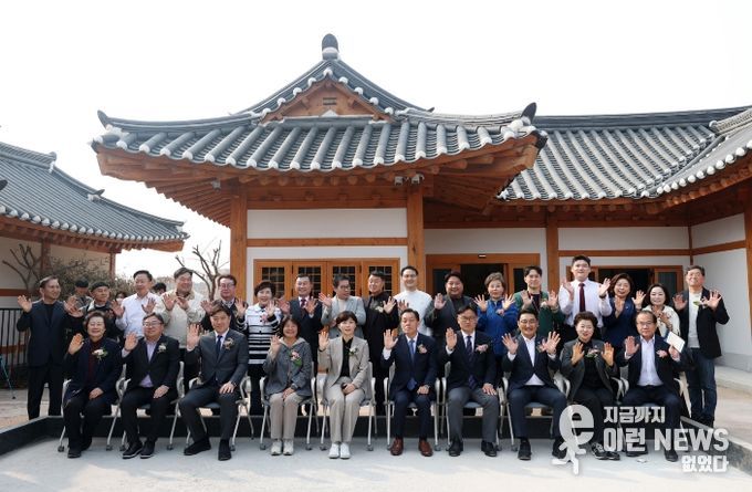 장미영 수원특례시의회 문화체육교육위원장을 비롯한 참석자들이 ‘남수헌’ 개관식 후 기념촬영을 하고 있다.