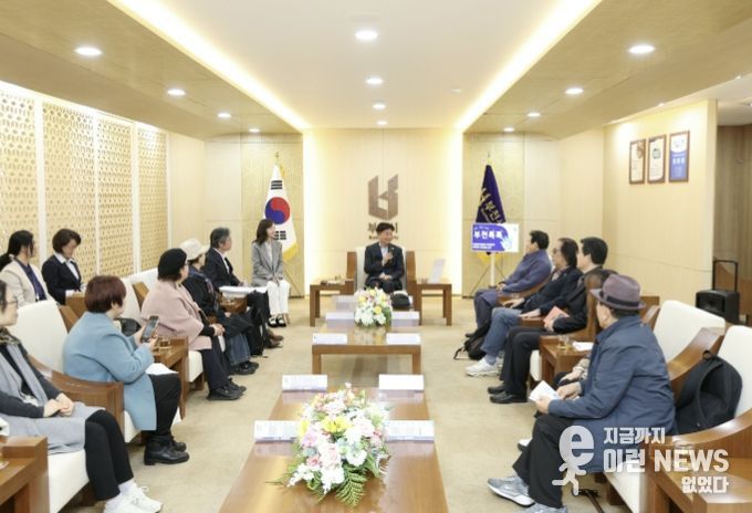 부천시장이 참여자들과 소통의 시간을 보내고 있다.