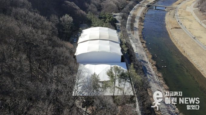 성남시 구미동 구미공원 내 게이트볼장(앞쪽)과 배드민턴장(뒤쪽) 에 지붕이 설치돼 있다