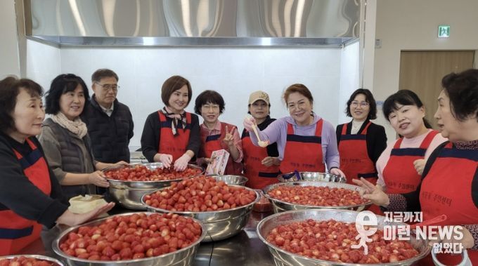 수원시 권선구 서둔동에 찾아온 달콤한 봄, 주민과 함께한 '딸기마을 딸기청 만들기'