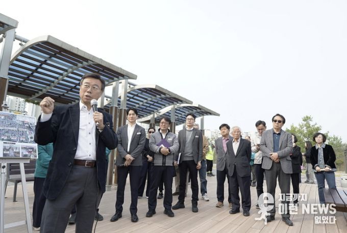 신상진 성남시장이 1일 분당~수서간 도시고속도로 상부 공원(매송2교 앞)에서 방음터널 설치공사 추진 계획에 대해 주민들에게 설명하고 있다.