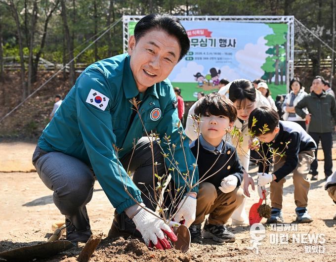 의정부시는 ‘제81회 식목일’을 맞아 4월 2일 장암동 368-2번지 일원(실외정원 동측 부지)에서 ‘2026년 봄철 나무심기’ 행사를 개최했다.
