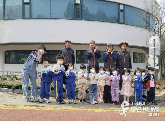 과천시 문원동행복마을관리소, 어린이와 함께 '줍깅' 꽃 심기 행사 실시