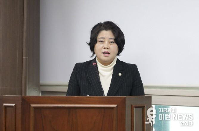 ‘안산시 전세사기 예방 및 안전전세 관리단 운영 조례안’을 대표 발의한 김진숙 의원이 지난달 24일 의회 제3상임위원실에서 열린 제302회 임시회 도시환경위원회에서 조례안에 대해 설명하고 있다.