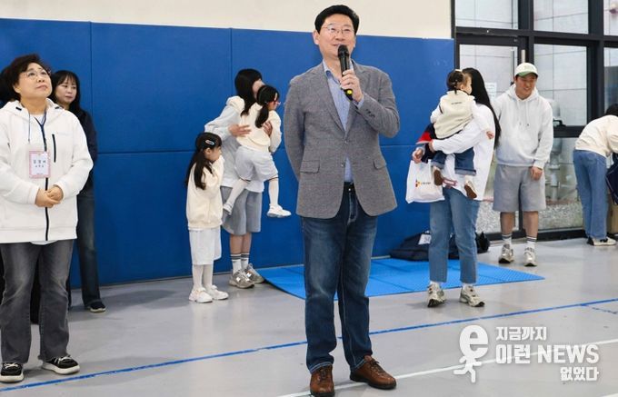 이상일 용인특례시장이 4일 용인제일교회에서 열린 시립용인어린이집 가족운동회에 참석해 인사말을 하고 있다