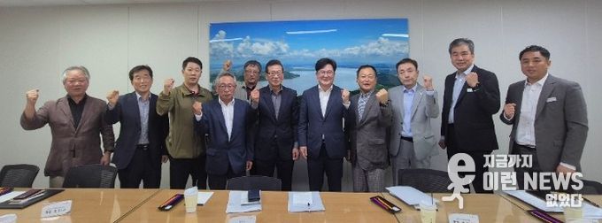 김병수 시장이 김포한강2콤팩트시티 내 대책위와 간담회를 갖고 있다.(2025.10.)