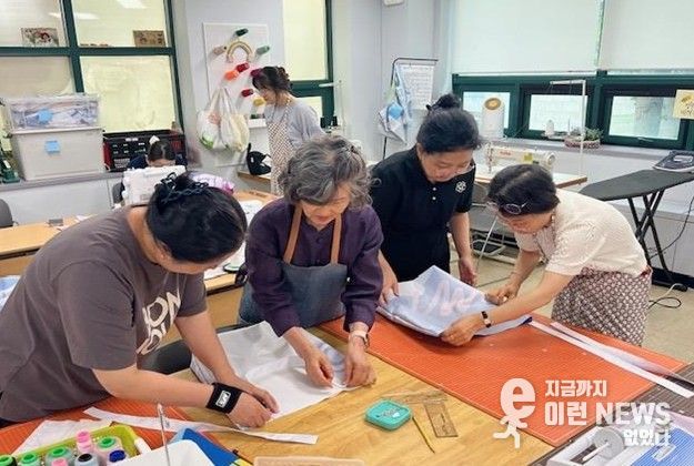 마을공유작업실에서 폐현수막 장바구니를 제작하고 있는 모습