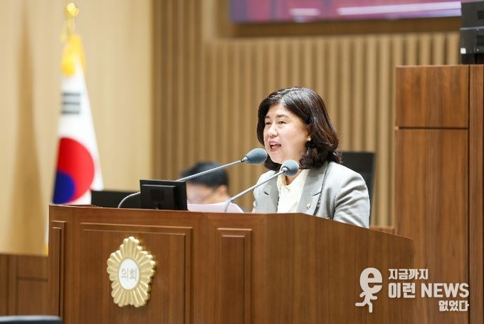 조미옥 의원이 제400회 임시회 제2차 본회의에서 오목천동 도시계획변경과 관련한 의견을 제시하고 있다.