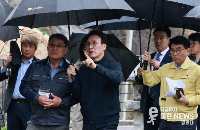 김민석 국무총리가 9일 세종 장군면 아스팔트콘크리트 생산업체를 방문, 중동 사태에 따른 건설 자재 수급 리스크 등을 점검하고 있다.(국무조정실)