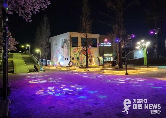 고양관광정보센터 인근 보랏빛 조명