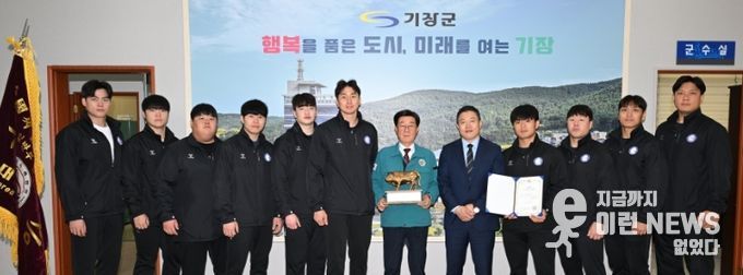 정종복 기장군수(오른쪽 여섯번째)가 기장갈매기 씨름단과 제 80회 전국씨름선수권대회 단체전 우승 기념촬영을 하고 있다.