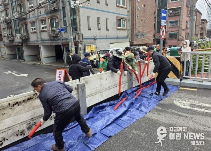 10일 집중호우에 앞서 목감천 개명교 일원에서 목감천 범람에 대비한 차수판 설치 훈련을 하고 있다.