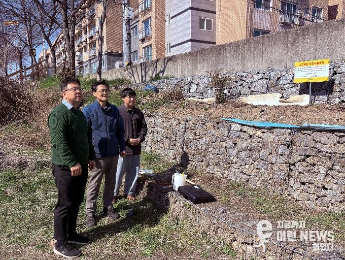 김현수 제1부시장이 서호천 일원 불법 점용 현장을 점검하고 있다